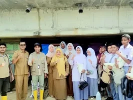 Korban Banjir, Siswa SMKN 1 Idi Terima Bantuan dari Satgas Relawan Universitas Syiah Kuala