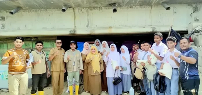 Korban Banjir, Siswa SMKN 1 Idi Terima Bantuan dari Satgas Relawan Universitas Syiah Kuala