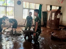 Percepat Aktivitas Belajar Mengajar, TNI Intensifkan Pembersihan SD di Tapteng