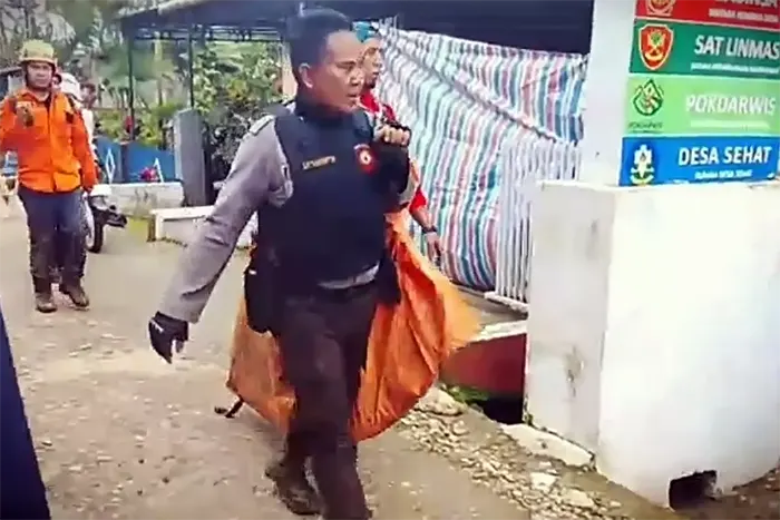 Proses Evakuasi Korban Pesawat ATR 42-500 di Gunung Bulusaraung Gunakan Teknik Rappeling