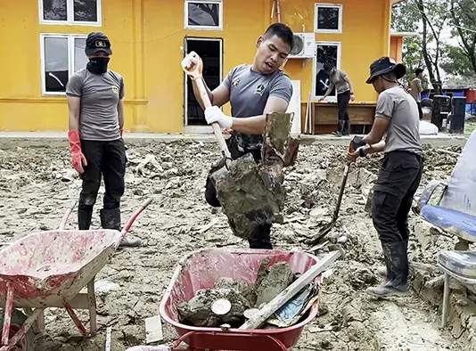 Taruna Akpol Bakti Sosial Bersihkan Fasilitas Publik di Aceh Tamiang