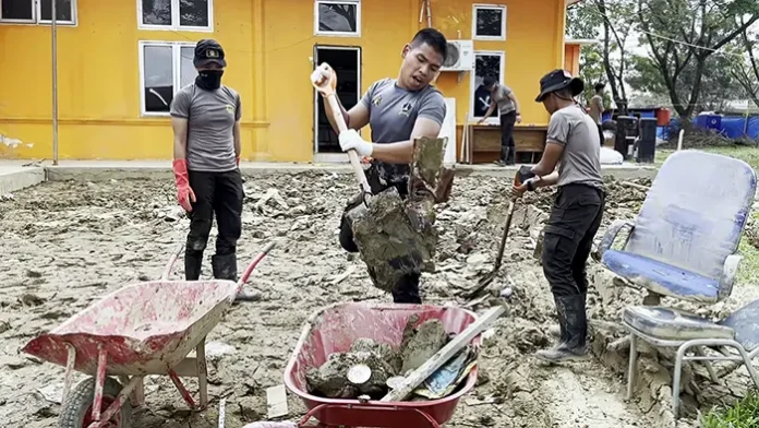 Taruna Akpol Bakti Sosial Bersihkan Fasilitas Publik di Aceh Tamiang